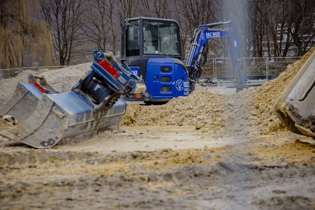 Baumaschinen auf der Baustelle im Kurpark