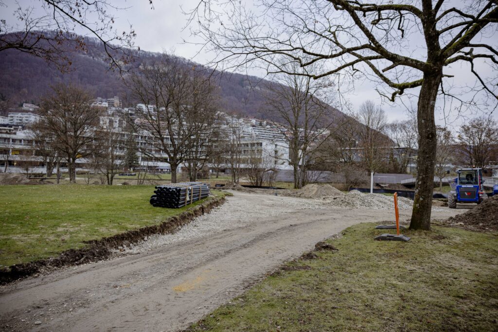 Baustelle im Kurpark im Bereich Kurwiese mit der Kurwiesenbrücke im Hintergrund, große Baumaschinen, die neue Wege schaffen