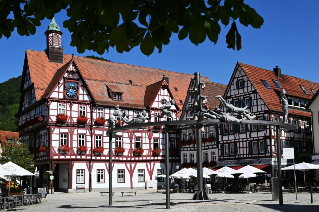 Marktplatz Bad Urach mit dem Rathaus und Glockenspiel/Kunstdenkmal