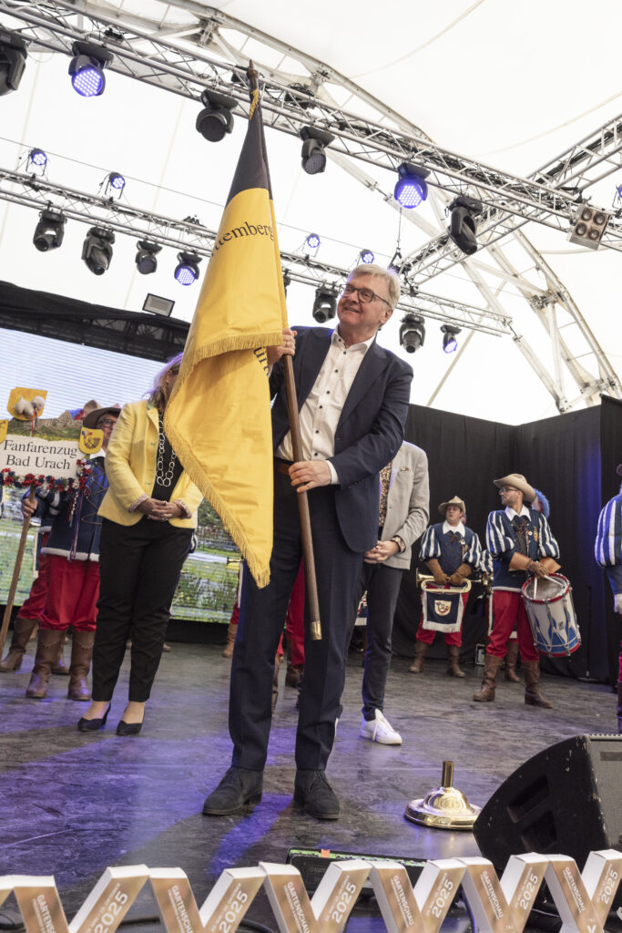 Herr Rebmann und die Stadt Bad Urach haben offiziell die Gartenschaufahne überreicht bekommen