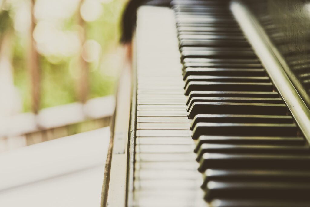 Neuer, moderner Musikpavillon mit offener Architektur und klarer Formsprache schafft eine Atmosphäre und bietet den Rahmen für Konzerte, Veranstaltungen und Begegnungen im Kurpark. Ergänzt wird eine öffentliche Toilette für alle.