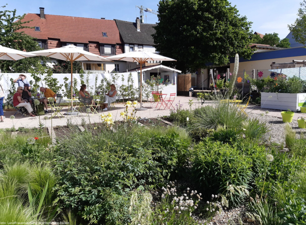 Rastfläche, Spielfeld und Aussichtspunkt an der Rad- und Gehwegbrücke Brühlbach Richtung Dettingen entlang der B28 Eine kleine Rastfläche die zum Verweilen einlädt.